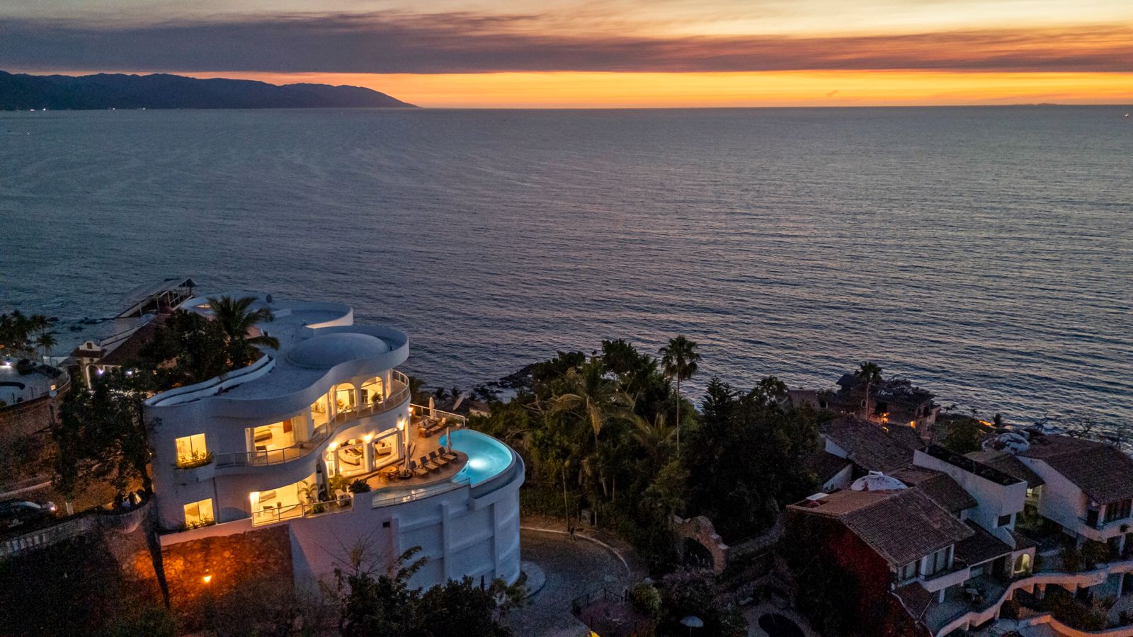 You can see the sea, there is a view to the complexes in the Luxury villa