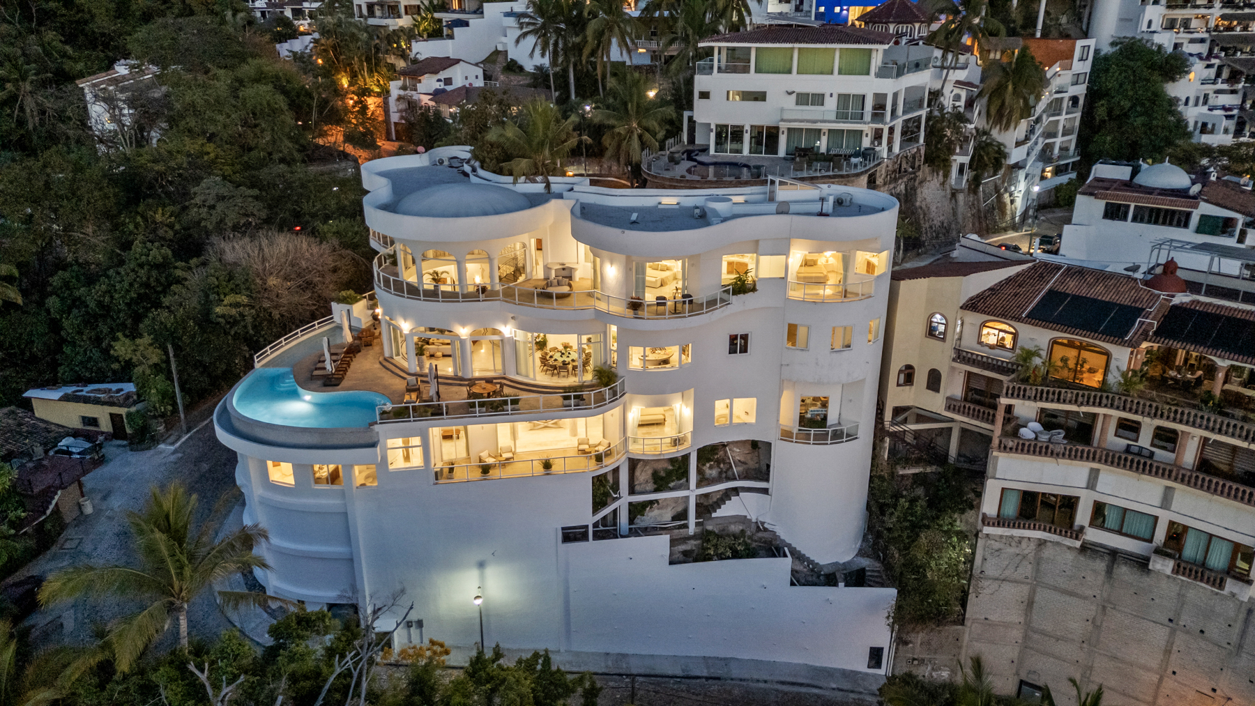 You can see the sea and the complexes from the Luxury villa, the view is from casa Paakat