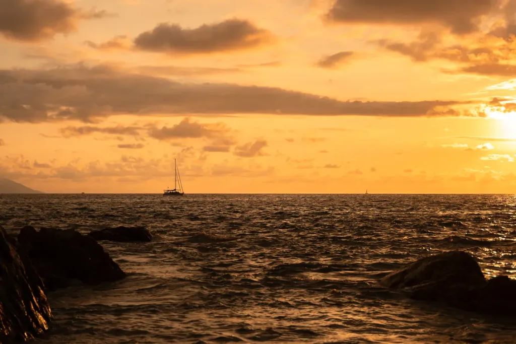 One of the advantages of spending Christmas beach vacations, you can see the sunset on the beach