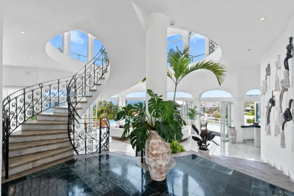 Casas de lujo, se ve el interior de una, tiene escaleras y decoración en el centro
