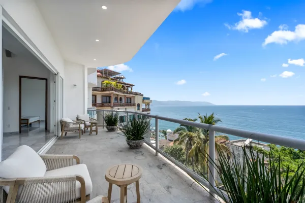 Casas de lujo, se nota un balcón el cual tiene vista al mar y hay otra casa de lujo al lado
